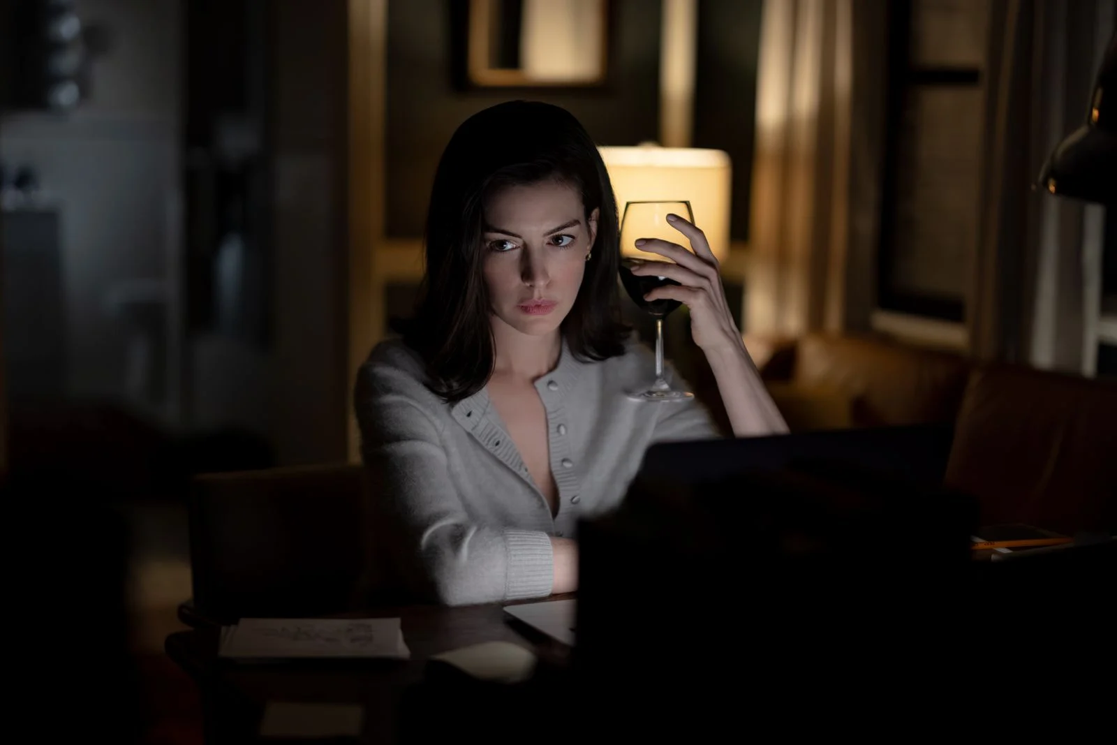 Anne Hathaway como Verity Crawford no suspense Verity