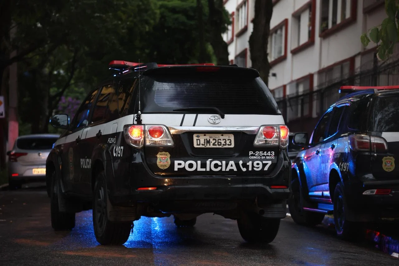 Viaturas da Polícia Civil de São Paulo durante operação