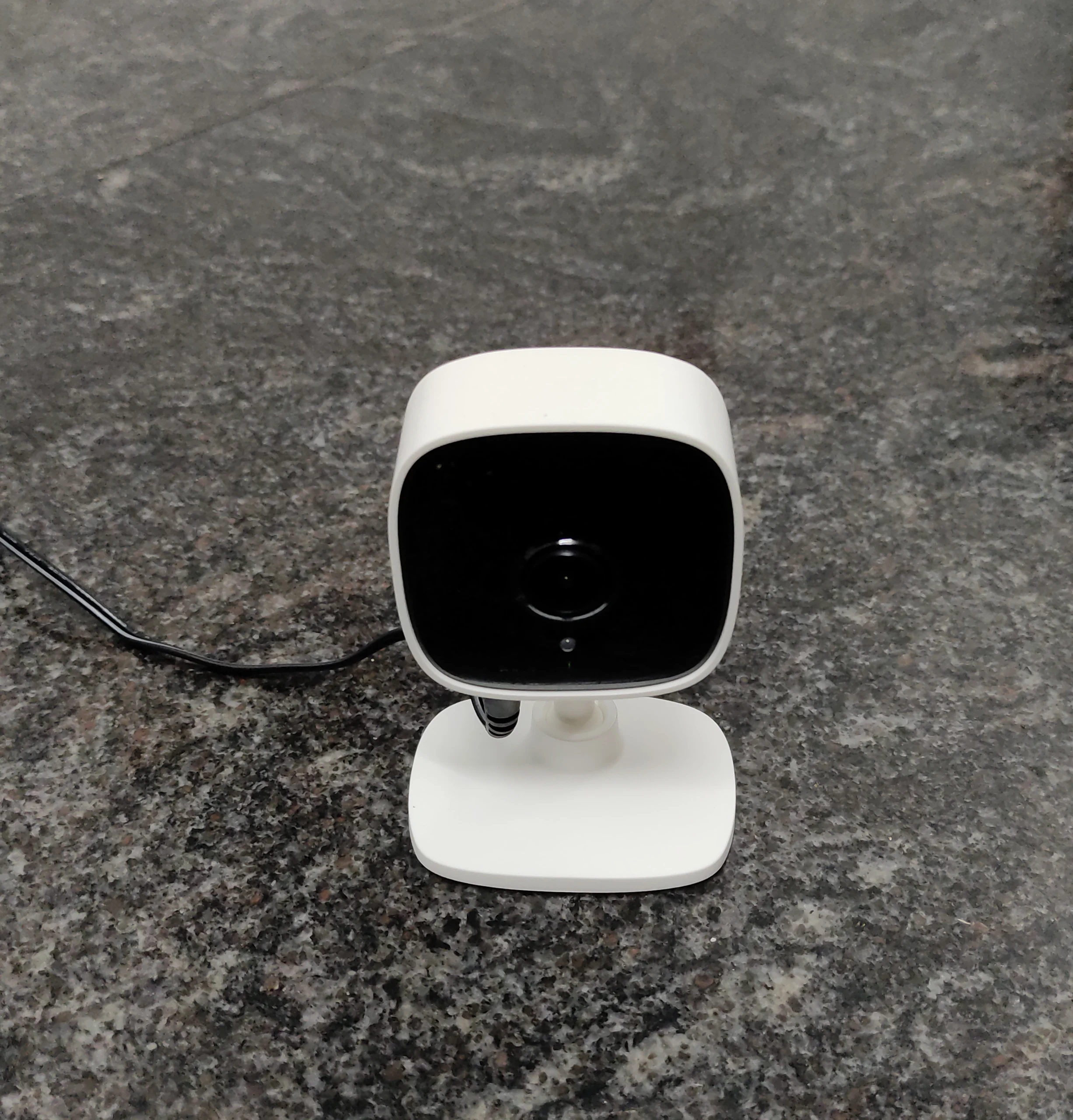 Câmera de segurança Wi-Fi compacta TP-Link Tapo C100 para monitoramento interno