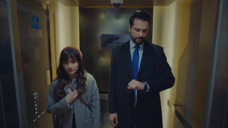 Alihan, interpretado por Onur Tuna, olha para o relógio enquanto Zeynep está ao seu lado em um elevador