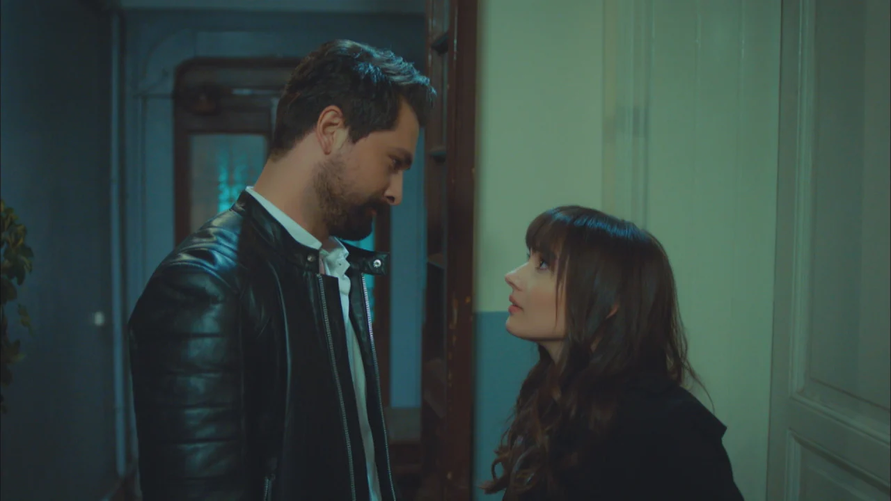Zeynep e Alihan se olham durante um encontro em um corredor na novela Yasak Elma, que originou A Obsessão do CEO