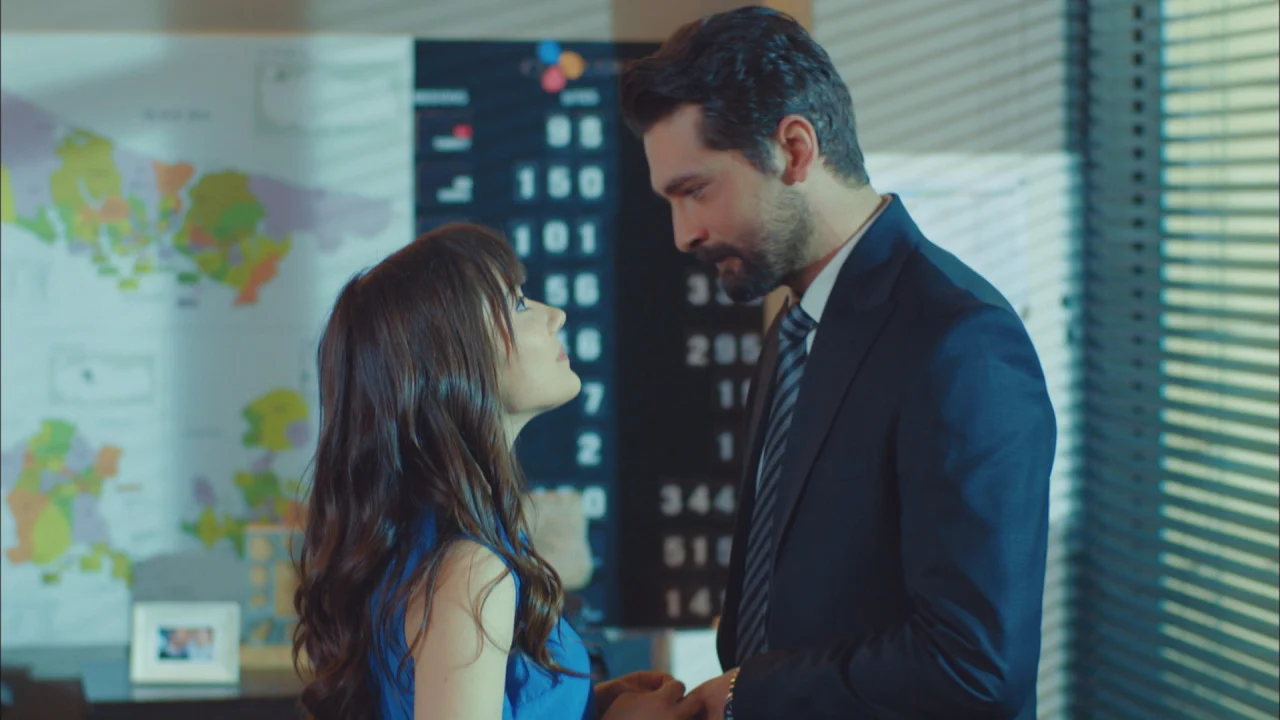 Zeynep e Alihan aparecem frente a frente em uma cena romântica da novela turca Yasak Elma, adaptada como A Obsessão do CEO