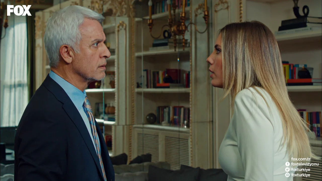 Cena de Yasak Elma, drama turco que acompanha as intrigas da família de Halit Argun