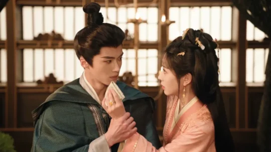 Lu Zhuo segura o braço da protagonista em uma cena do drama chinês A Noiva da Presilha Dourada