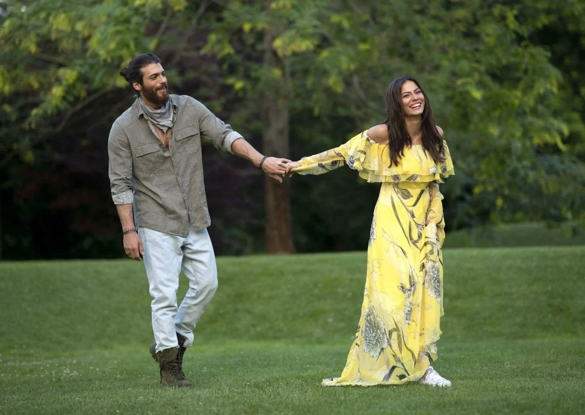 Sanem e Can caminham juntos em uma cena de A Sonhadora com Demet Özdemir e Can Yaman