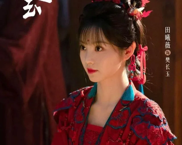 Tian Xiwei como Fan Changyu com roupas vermelhas e cabelo preso em cena promocional de Por Você