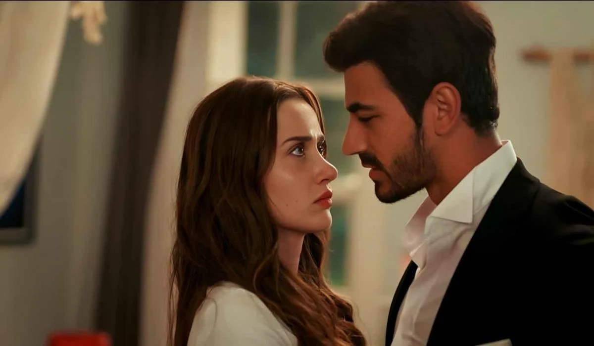 Mercan e Ateş se encaram de perto em cena da novela turca Arafta