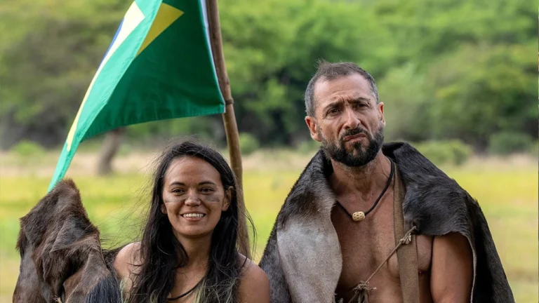 Marina Fukushima e René Murad posam com a bandeira do Brasil em Largados e Pelados: Campeões do Mundo