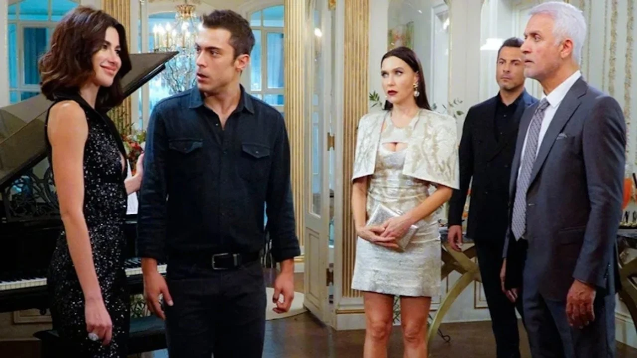 Berk Oktay em cena de Yasak Elma ao lado de personagens da novela