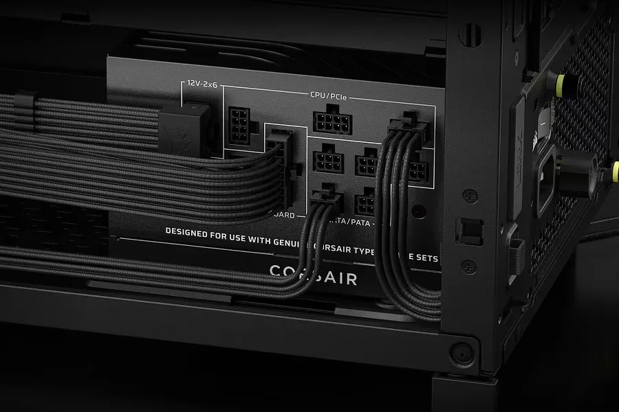 Interior de computador com cabos de alimentação conectados a uma fonte modular Corsair RM1000x Shift