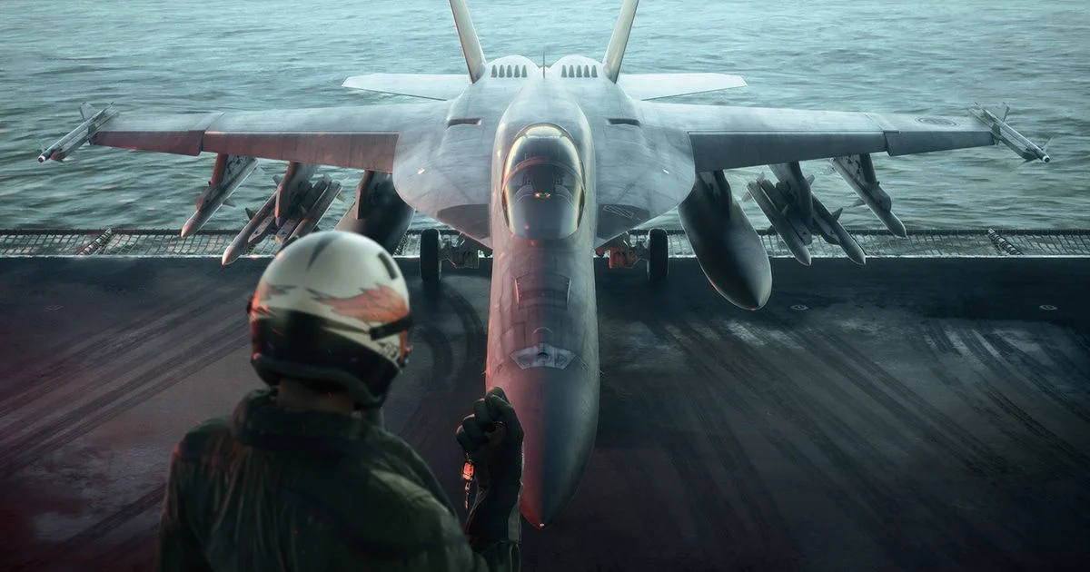 Piloto diante de um caça armado no convés de um porta-aviões em Ace Combat 8