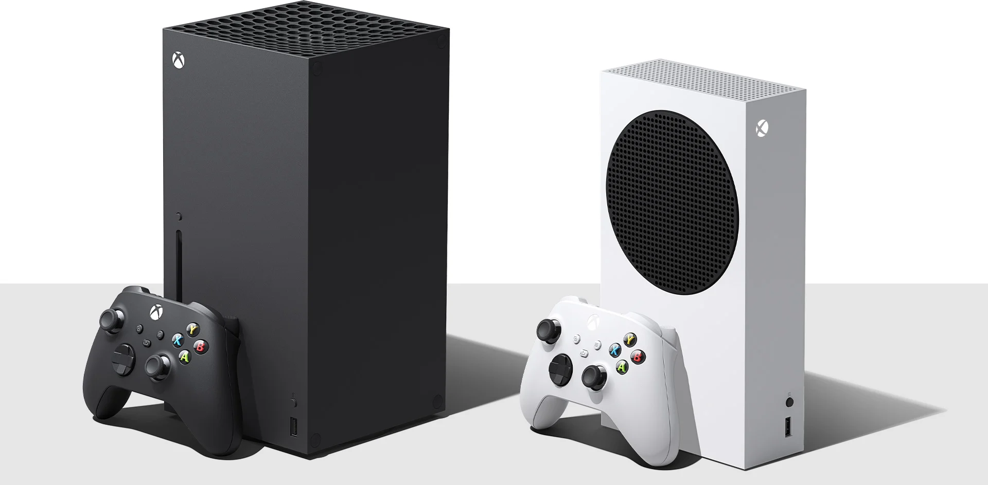Consoles Xbox Series X preto e Xbox Series S branco com seus controles em imagem oficial da Microsoft