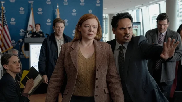 Sarah Snook e Michael Peña em uma coletiva de imprensa na série All Her Fault.
