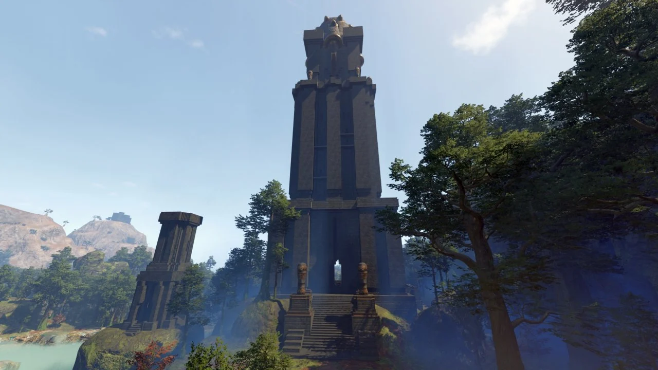 Torre Antiga de Revelwood cercada por árvores em Enshrouded, ponto de referência para encontrar depósitos de âmbar