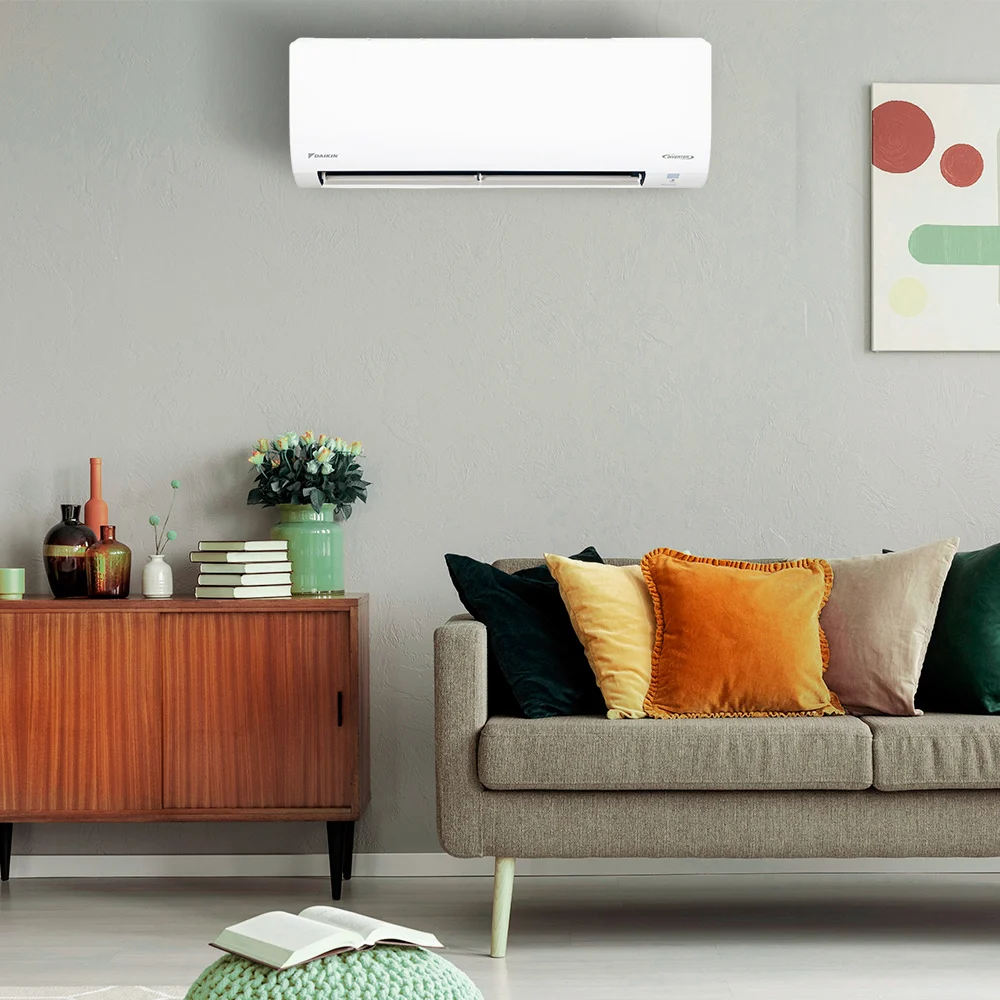 Ar-condicionado Daikin EcoSwing Gold instalado em sala com sofá e aparador