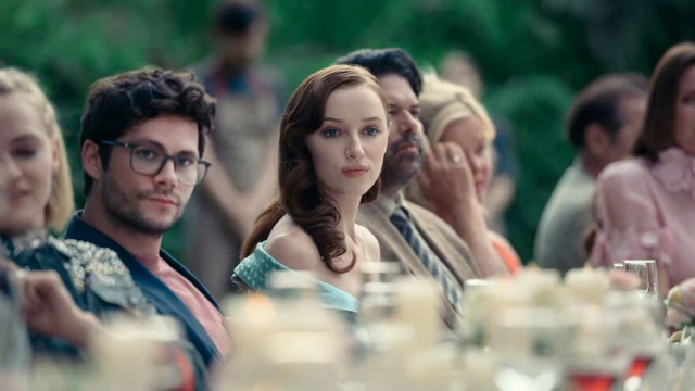 Liz Nettles e Josh Taylor participam do jantar de aniversário da família no filme Anniversary: Mudança Radical