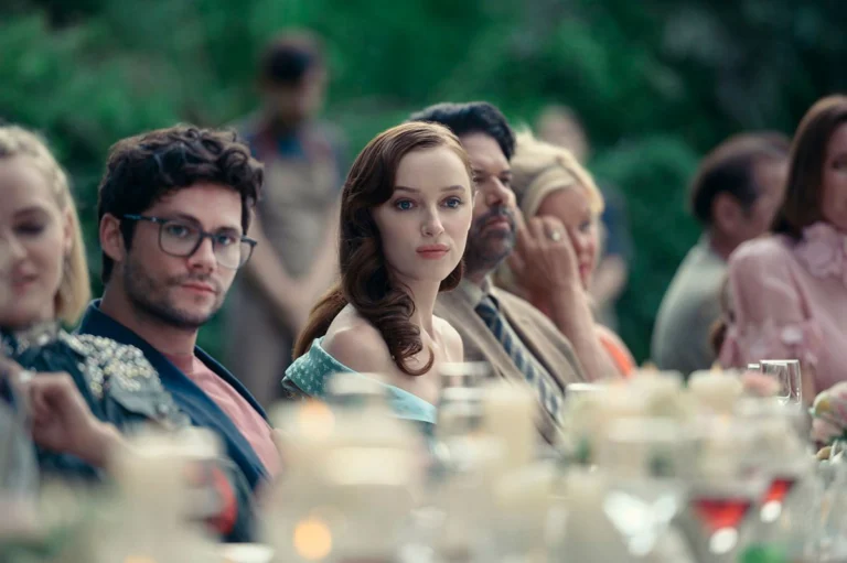 Liz Nettles e Josh Taylor participam do jantar de aniversário da família no filme Anniversary: Mudança Radical