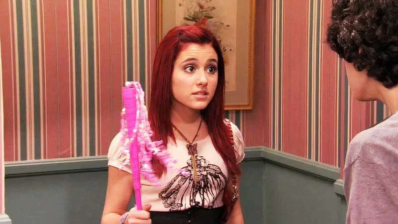 Ariana Grande como Cat Valentine, com cabelo ruivo, em cena da série original Brilhante Victória