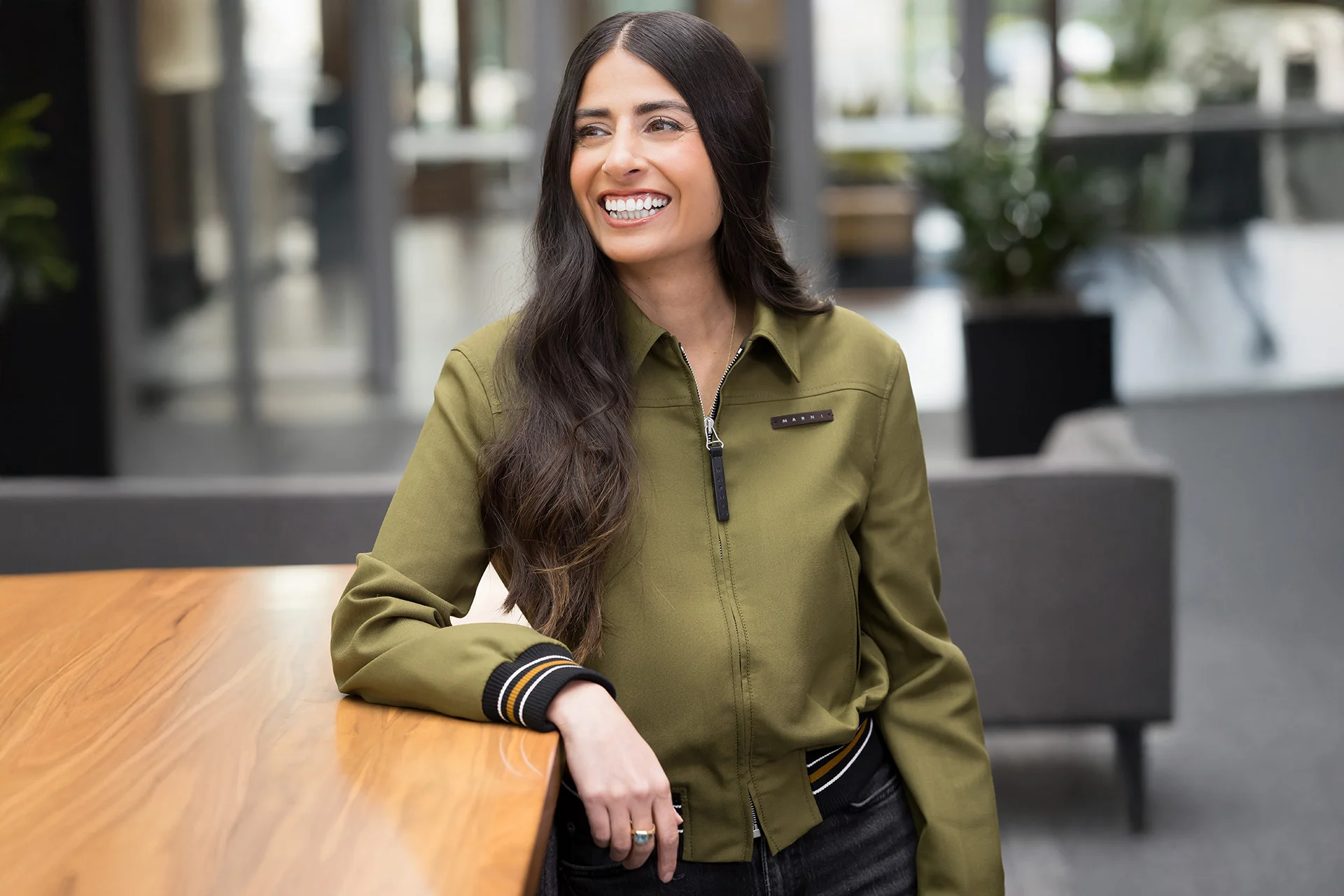 Asha Sharma, CEO do Xbox, em retrato oficial da Microsoft
