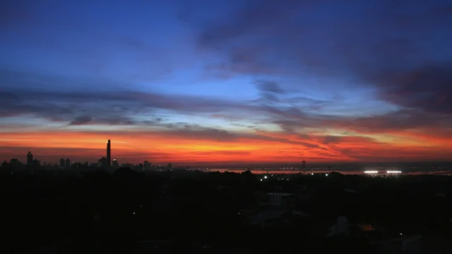 Vista panorâmica de Assunção, capital do Paraguai, ao pôr do sol