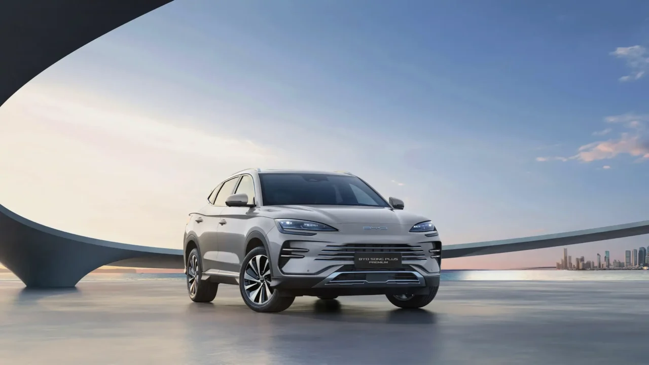 BYD Song Plus Premium cinza visto de frente em ângulo de três quartos