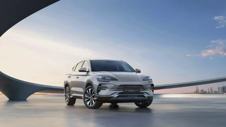 BYD Song Plus Premium cinza visto de frente em ângulo de três quartos