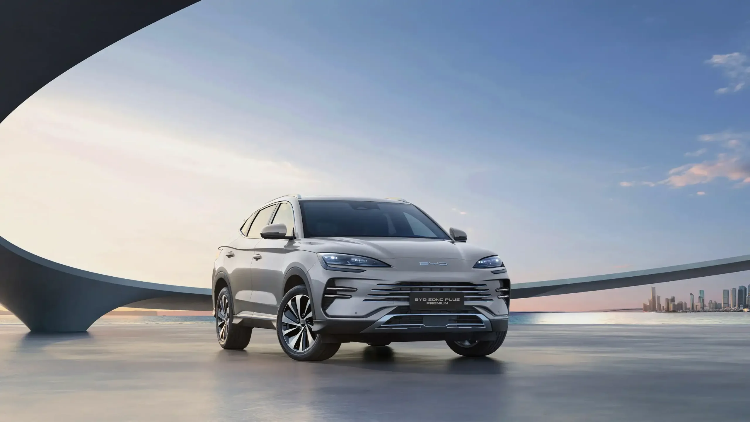 BYD Song Plus Premium cinza visto de frente em ângulo de três quartos