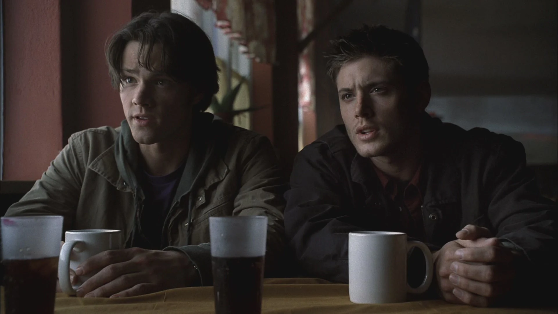 Sam Winchester e Dean Winchester conversam à mesa de uma lanchonete em Supernatural