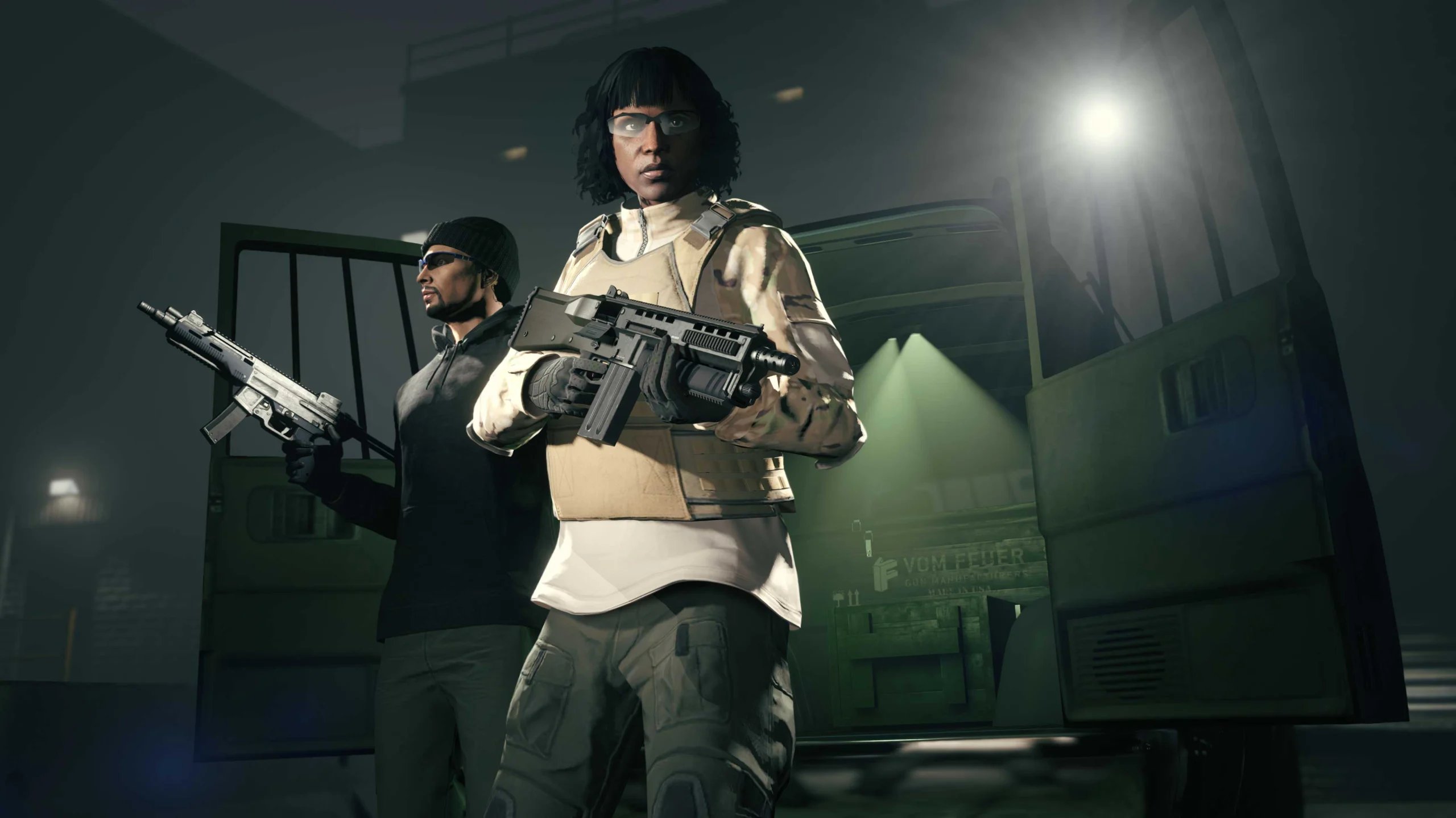 Personagens armados diante de uma Van de Arsenal em GTA Online