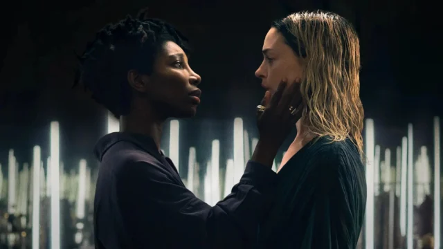 Sam, interpretada por Michaela Coel, toca o rosto de Mother Mary, personagem de Anne Hathaway, em cena do filme