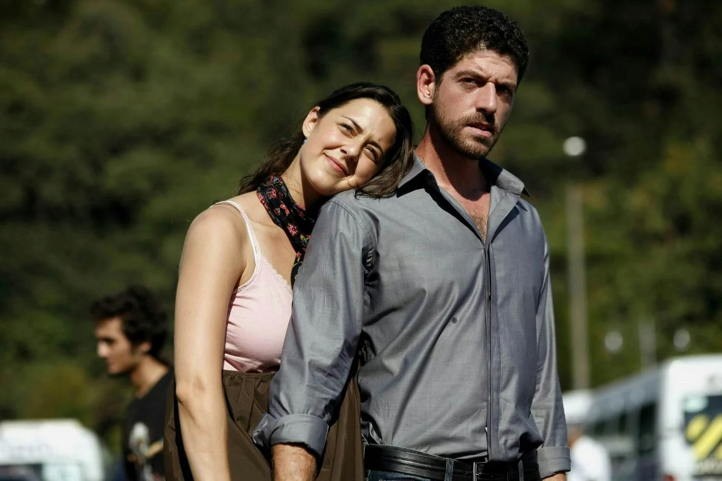 Cemal Hünal como Alper ao lado de Melis Birkan como Ada no filme turco Issız Adam de 2008