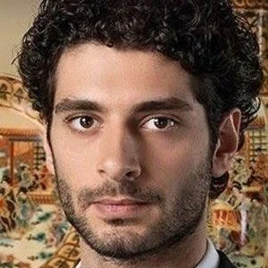 Retrato de Berkay Çınar, intérprete de Ali em Flores de Sangue