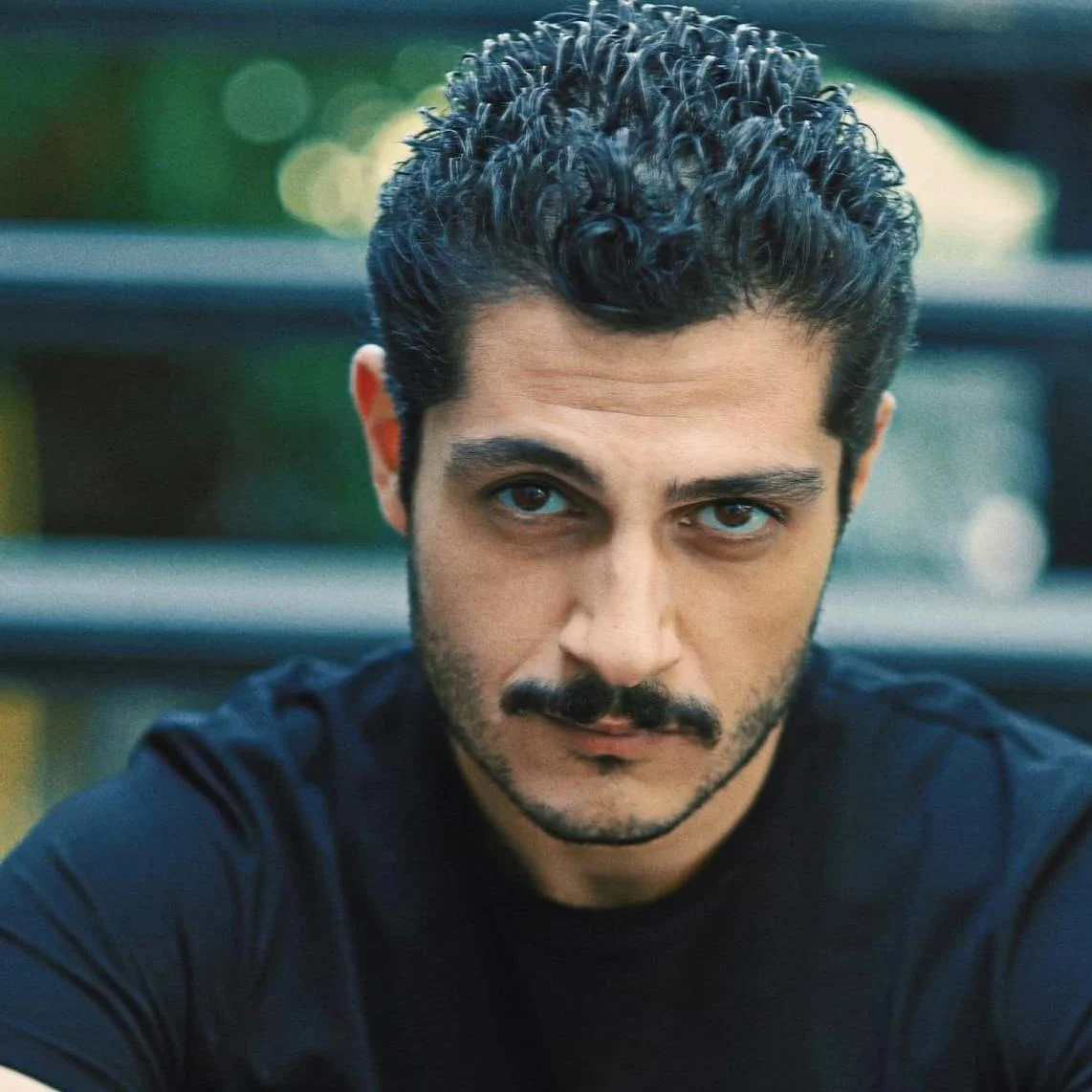 Retrato de Gökhan Gürdeyiş, intérprete de Fırat em Flores de Sangue