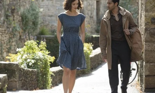 Manish Dayal e Charlotte Le Bon em 'A 100 Passos de um Sonho' — Foto: IMDB