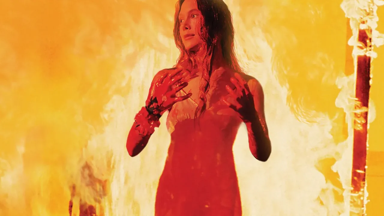 Sissy Spacek como Carrie White coberta de sangue no filme Carrie a Estranha de 1976