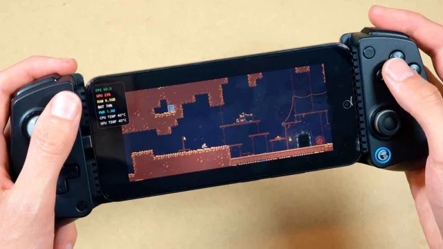 Pessoa segurando um celular Xiaomi 14 com controle acoplado enquanto Caveblazers é executado pelo GameNative com informações de desempenho na tela