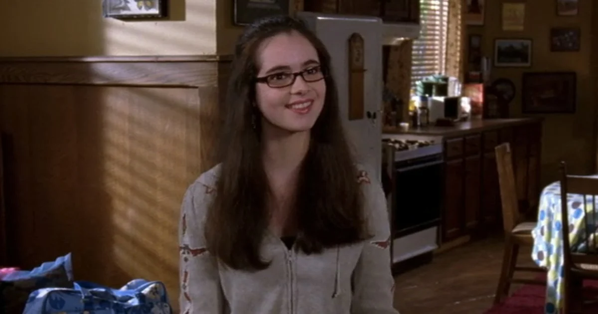 Vanessa Marano como April Nardini em Gilmore Girls, usando óculos