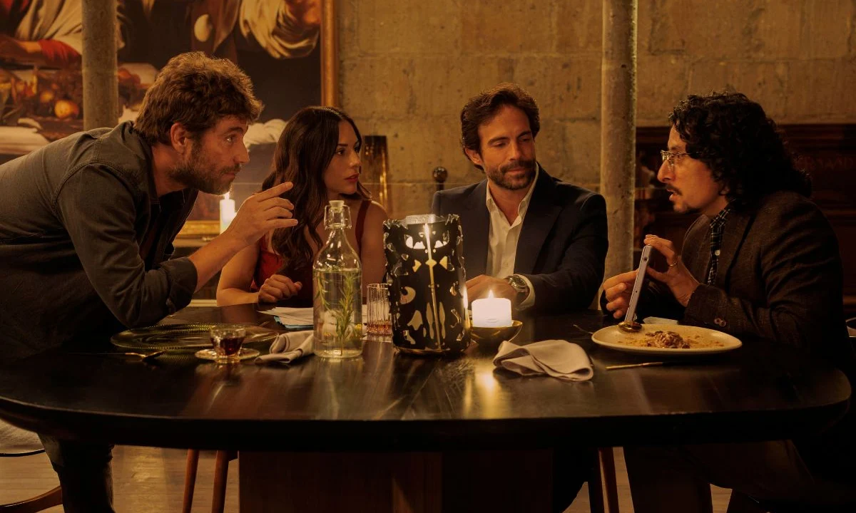 Tomás, Amelia, Jaime e Mario conversam em volta de uma mesa em Dentro do Círculo, série da Netflix