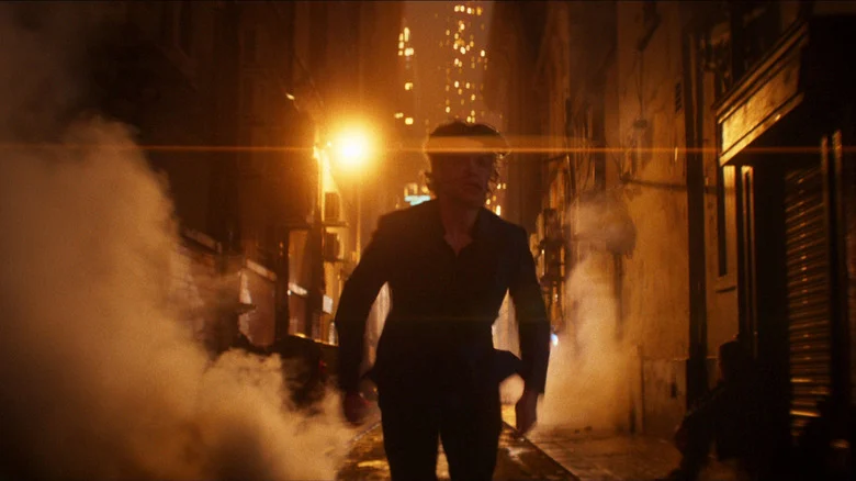 Matt Hagen corre por um beco escuro em cena de Cara-de-Barro, filme do novo Universo DC