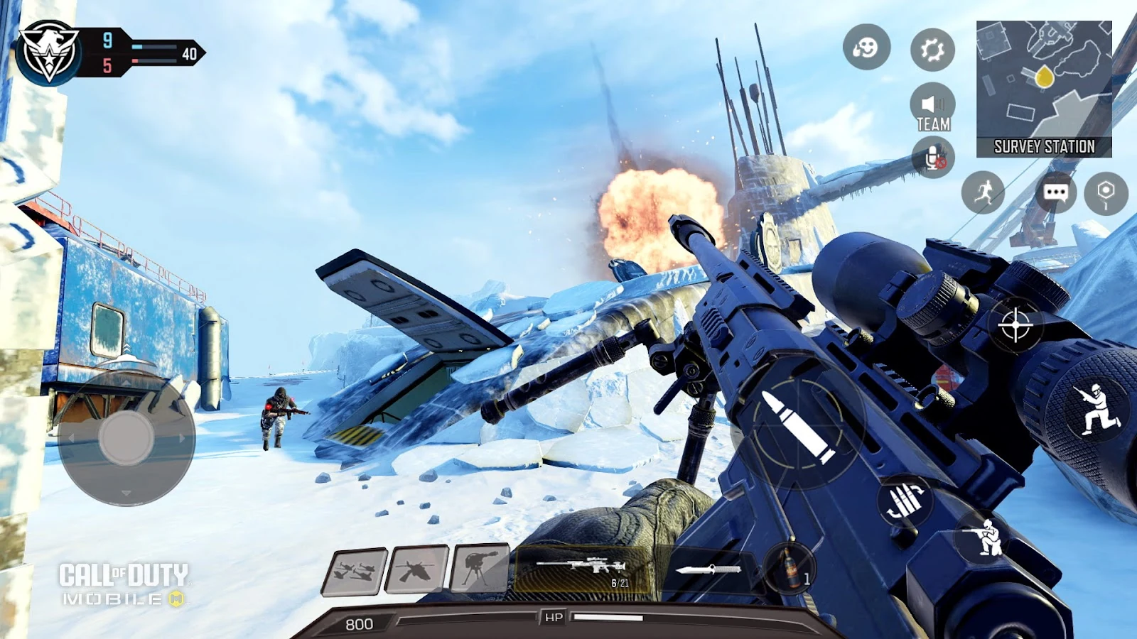 Cena de combate de Call of Duty Mobile com arma e cenário na versão de celular