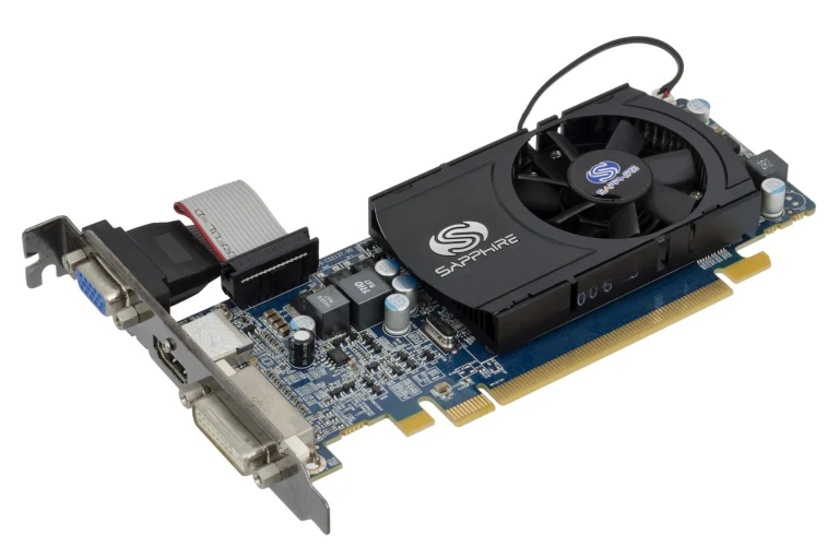 Placa de vídeo Sapphire Radeon HD5570 sobre fundo claro