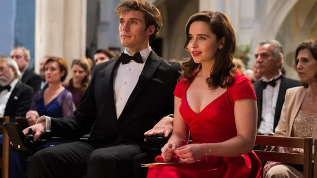 Sam Claflin como Will e Emilia Clarke como Lou sentados em uma cerimônia.