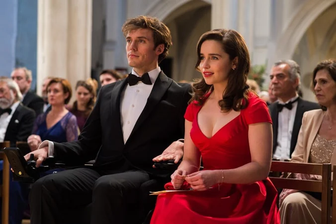 Sam Claflin como Will e Emilia Clarke como Lou sentados em uma cerimônia.