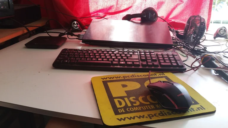 Notebook Acer Aspire V3 em uma mesa