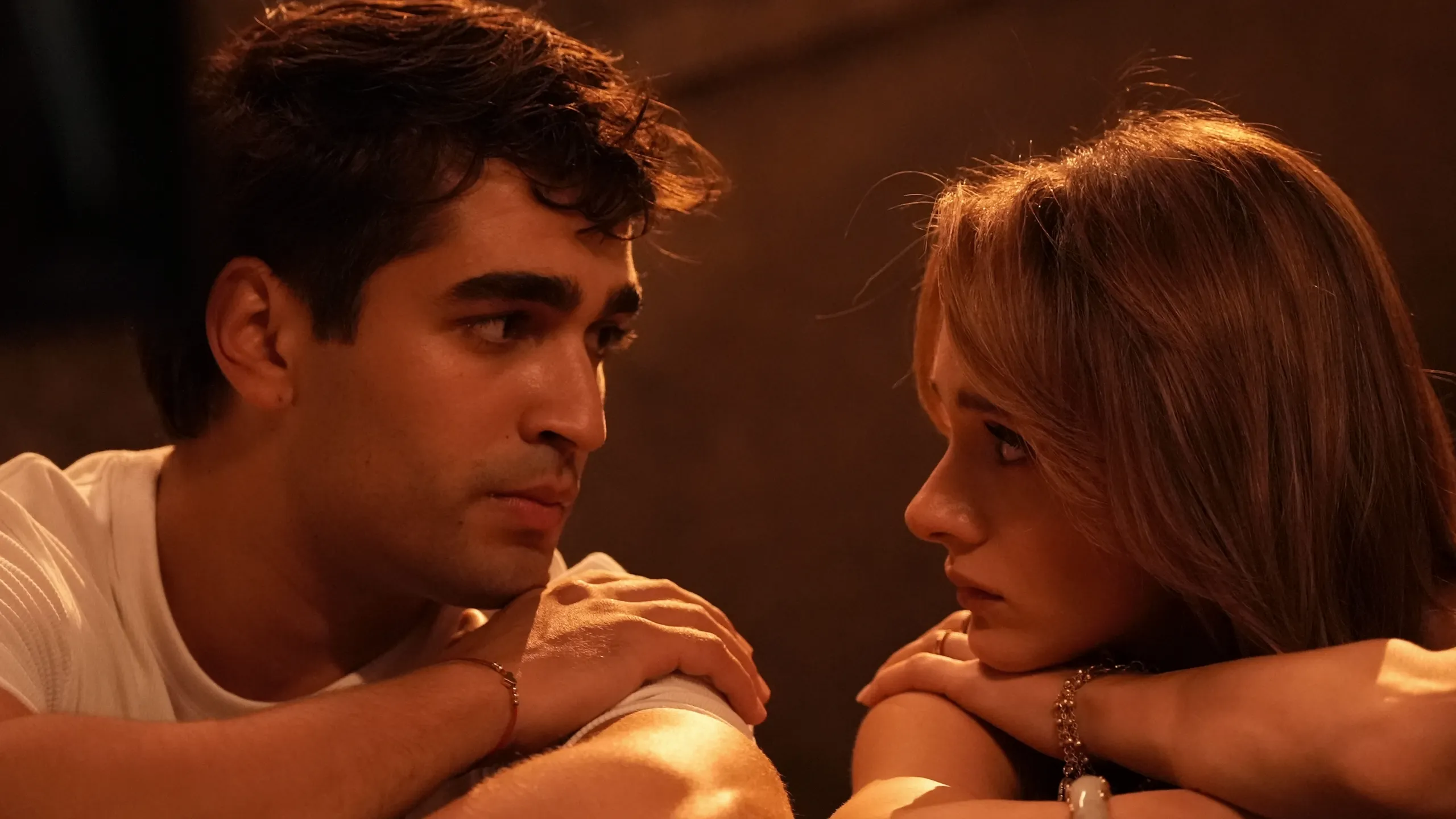 Aktan, interpretado por Mert Ramazan Demir, e Lal, vivida por Miray Daner, se encaram durante uma conversa em Ficaremos Bem