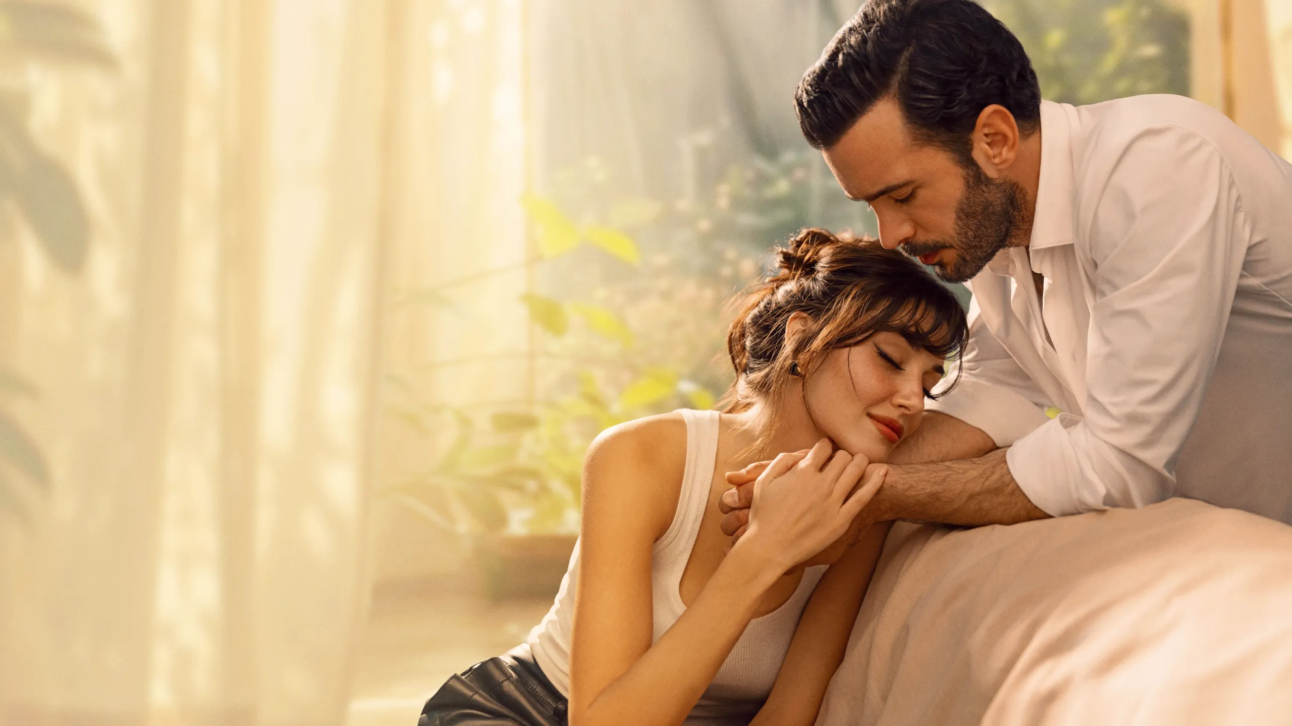 Hande Erçel como Güneş e Barış Arduç como Deniz em Lembranças de um Amor, série turca do Disney+