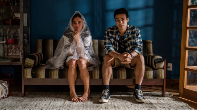 Bia, vivida por Bruna Marquezine, e Victor, interpretado por Sérgio Malheiros, sentados lado a lado em cena da segunda temporada de Amor da Minha Vida