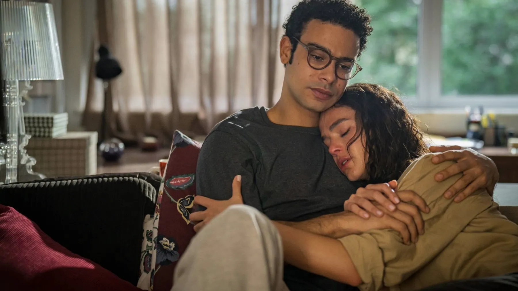 Sérgio Malheiros como Victor abraça Bruna Marquezine como Bia em cena de Amor da Minha Vida