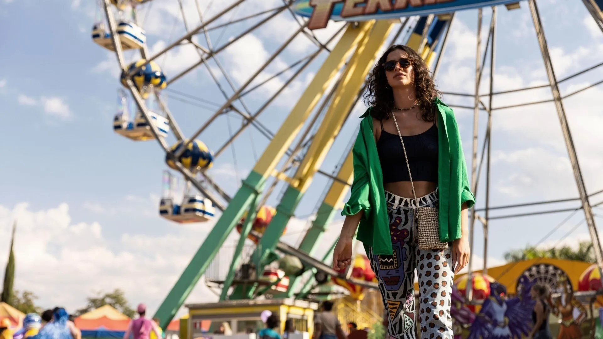 Bia, personagem de Bruna Marquezine, em um parque de diversões na segunda temporada de Amor da Minha Vida