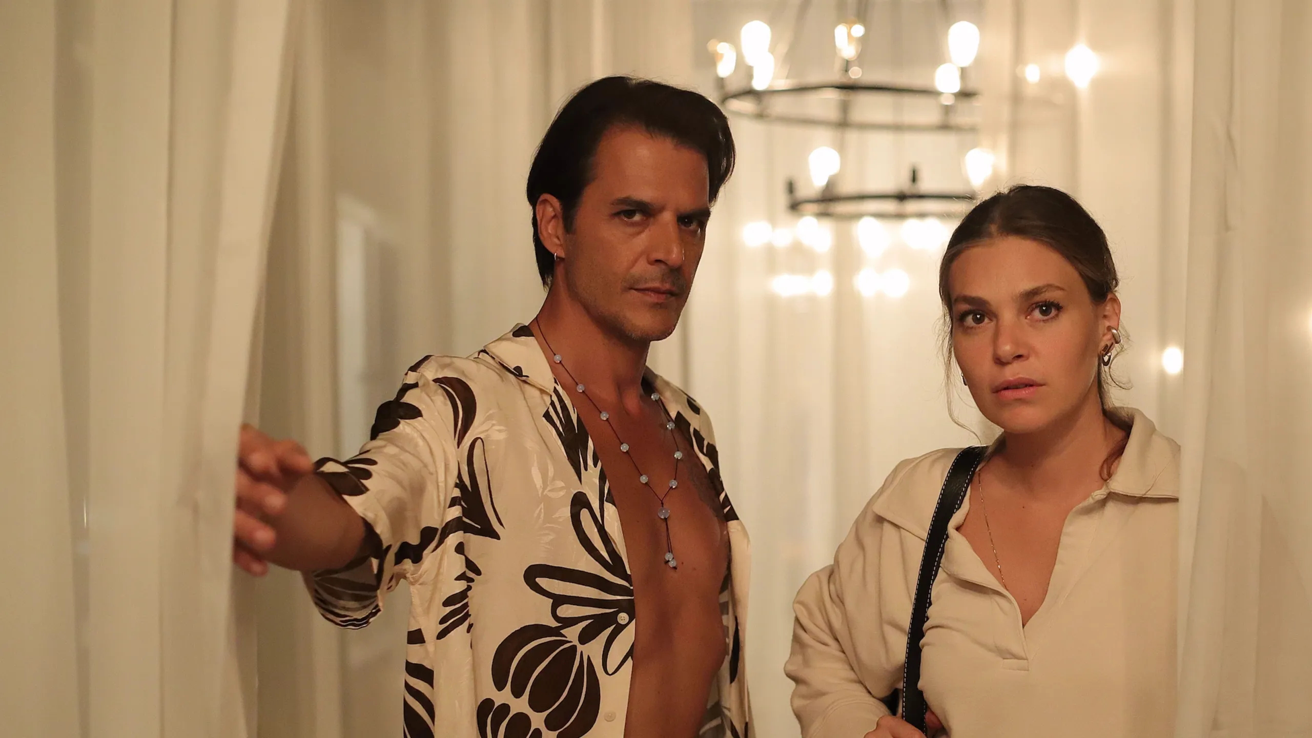 Aslı Enver e Mehmet Günsür em Promessa do Paraíso, série turca sobre uma seita no Disney+